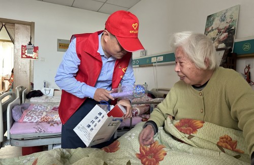 徐鵬飛慰問(wèn)老人.jpg